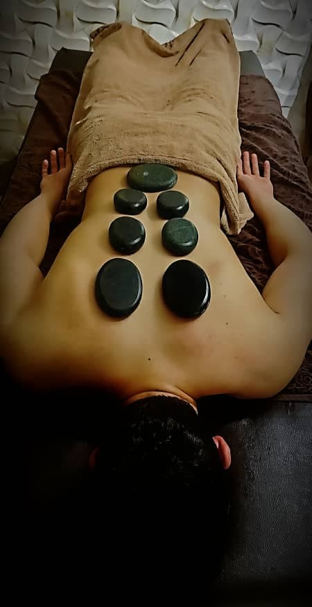 تصویر مربوط به ماساژ سنگ داغ چیست؟ فواید، تکنیک‌ها و ویژگی‌های ماساژ سنگ داغ